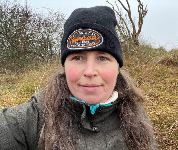 zelfportret Saskia met zwarte muts in de duinen